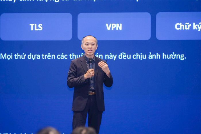Chuyên gia Vũ Ngọc Sơn chia sẻ về lộ trình chuyển đổi hậu lượng tử cho doanh nghiệp trong nước. Ảnh: Tuấn Bùi