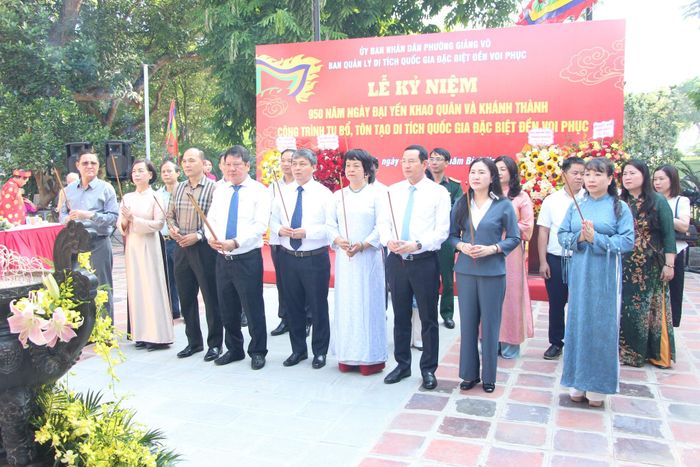 Các đại biểu thực hiện nghi thức dâng hương. Ảnh: TT