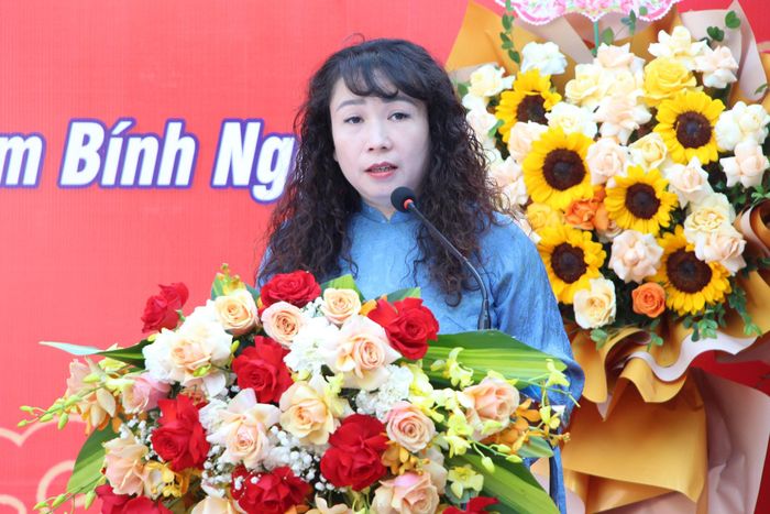Phó Chủ tịch UBND phường Giảng Võ Lê Thị Thu Hà phát biểu tại buổi lễ. Ảnh: TT 