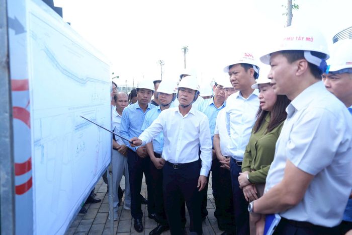 Phó Bí thư Thường trực Thành ủy Hà Nội Nguyễn Trọng Đông chỉ đạo đẩy nhanh tiến độ thi công Dự án đầu tư, nâng cấp mở rộng đường 70 (đoạn từ phố Trịnh Văn Bô đến hết địa phận quận Nam Từ Liêm cũ). Ảnh: Phạm Hùng