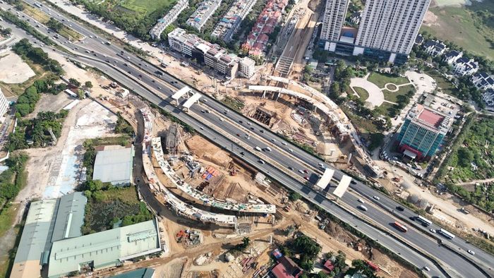 Dự án đầu tư xây dựng nút giao khác mức giữa đường Vành đai 3,5 với Đại lộ Thăng Long đang được đẩy nhanh tiến độ thi công. Ảnh: Phạm Hùng