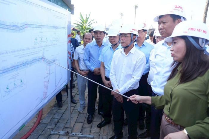 Phó Bí thư Thường trực Thành ủy Hà Nội Nguyễn Trọng Đông nghe đại diện lãnh đạo phường Tây Mỗ báo cáo tiến độ Dự án đầu tư, nâng cấp mở rộng đường 70 (đoạn từ phố Trịnh Văn Bô đến hết địa phận quận Nam Từ Liêm cũ). Ảnh: Phạm Hùng