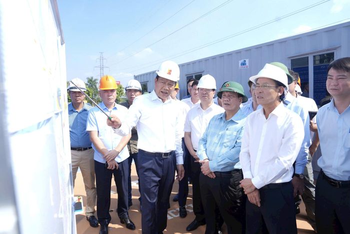 Phó Bí thư Thường trực Thành ủy Hà Nội Nguyễn Trọng Đông nghe báo cáo tiến độ Dự án đầu tư xây dựng đường Vành đai 3,5 đoạn từ Phúc La - Văn Phú đến cao tốc Pháp Vân - Cầu Giẽ. Ảnh: Phạm Hùng