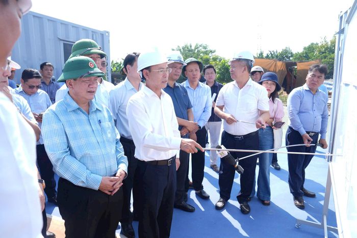 Phó Bí thư Thường trực Thành ủy Hà Nội Nguyễn Trọng Đông chỉ đạo khẩn trương hoàn thành công tác giải phóng mặt bằng cho Dự án đầu tư xây dựng đường Vành đai 3,5 đoạn từ Phúc La - Văn Phú đến cao tốc Pháp Vân - Cầu Giẽ. Ảnh: Phạm Hùng