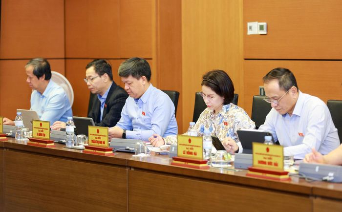 Đại biểu tham dự thảo luận tại tổ. Ảnh: Văn Tuyến