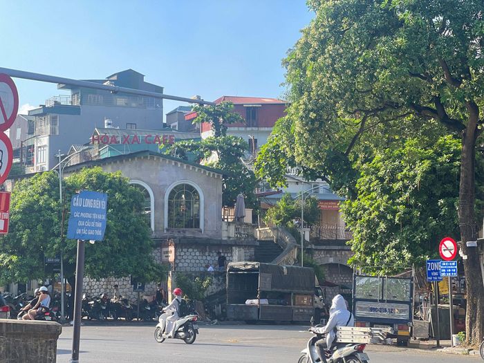 Hoa sữa khoe sắc đầu cầu Long Biên, nơi có tuyến đường sắt đô thị tuổi đời trăm năm đầu tiên của Thủ đô. Ảnh: Bảo Hân