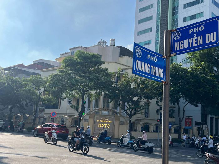 Phố Quang Trung, đường Nguyễn Du - nơi hoa sữa đi vào âm nhạc ru lòng người. Ảnh: Ngân Hạ