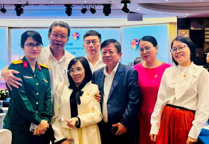 Chị Vương Thị Quyên không đơn độc trong hành trình vượt qua di chứng chiến tranh. Ảnh: Mai Hoa