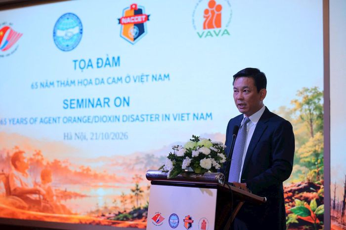 Phó Chủ tịch Liên hiệp các tổ chức hữu nghị Việt Nam Đồng Huy Cương khẳng định việc giải quyết các di chứng chiến tranh là trách nhiệm, đạo lý thiêng liêng của toàn xã hội và các thế hệ mai sau đối với hòa bình và nhân loại. Ảnh: Thu Minh