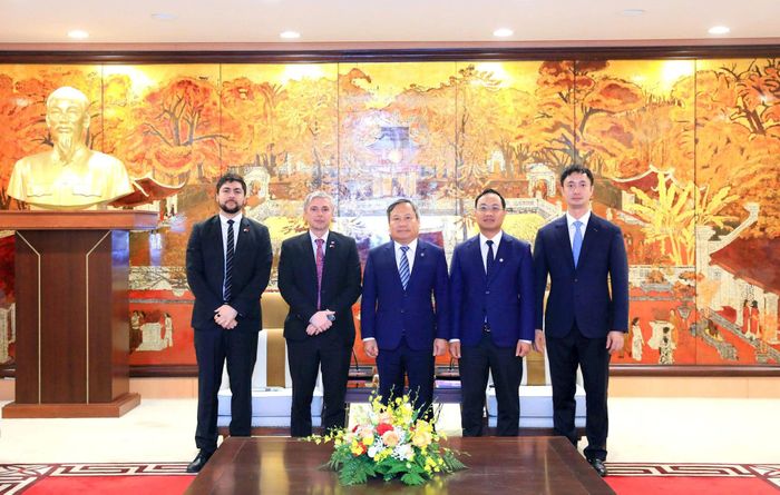 Chủ tịch UBND thành phố Hà Nội Vũ Đại Thắng và ông Alexis Am, Đại biện lâm thời Cộng hòa Argentina tại Việt Nam cùng các đại biểu chụp ảnh lưu niệm. Ảnh: Viết Thành