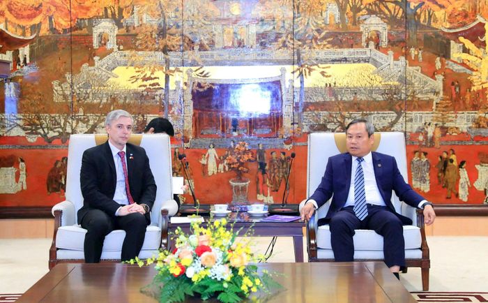 Chủ tịch UBND thành phố Hà Nội Vũ Đại Thắng tiếp xã giao ông Alexis Am, Đại biện lâm thời Cộng hòa Argentina tại Việt Nam. Ảnh: Viết Thành