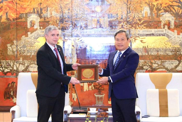 Chủ tịch UBND thành phố Hà Nội Vũ Đại Thắng tặng quà ông Alexis Am, Đại biện lâm thời Cộng hòa Argentina tại Việt Nam. Ảnh: Viết Thành