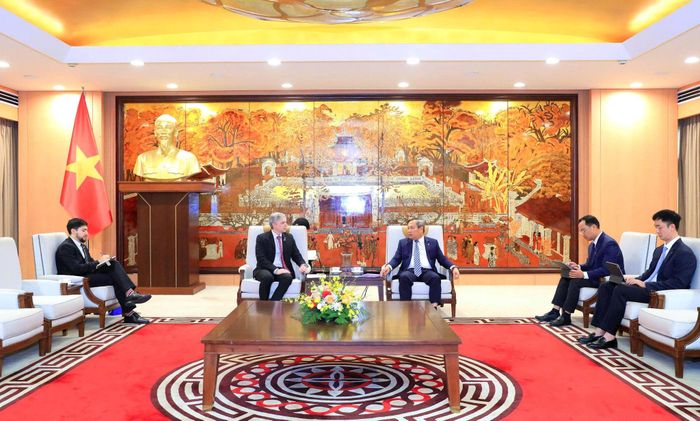 Chủ tịch UBND thành phố Hà Nội Vũ Đại Thắng tiếp xã giao ông Alexis Am, Đại biện lâm thời Cộng hòa Argentina tại Việt Nam. Ảnh: Viết Thành