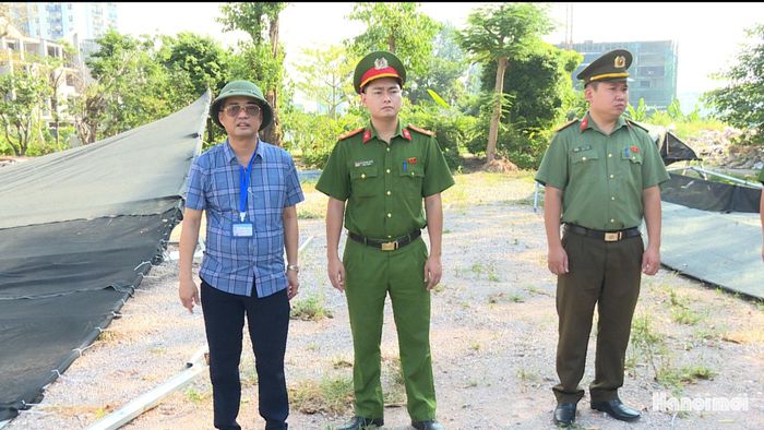 Lãnh đạo Phòng Hạ tầng, Nông nghiệp và Môi trường cùng Công an phường Đại Mỗ trực tiếp giám sát hoạt động cưỡng chế. Ảnh: Thái Trọng.