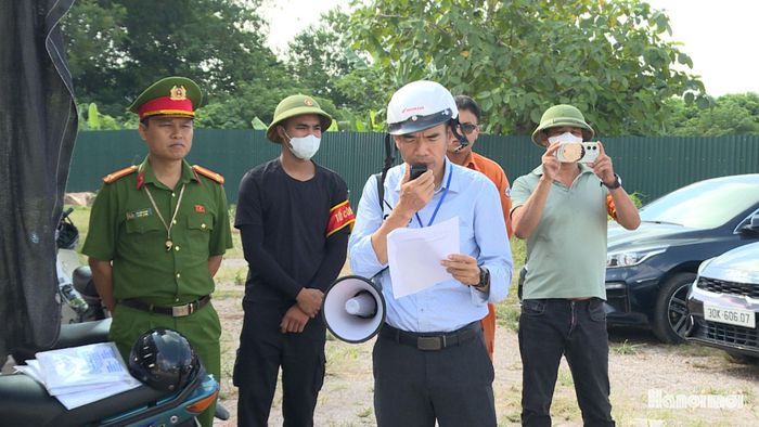 Lực lượng chức năng đọc Thông báo cưỡng chế. Ảnh: Thái Trọng.