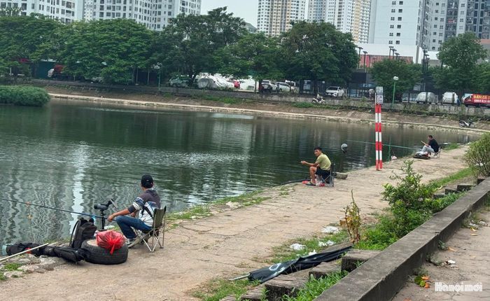 Người dân câu cá tại hồ Định Công. Ảnh chụp tháng 9-2026. Ảnh Vân Nhi