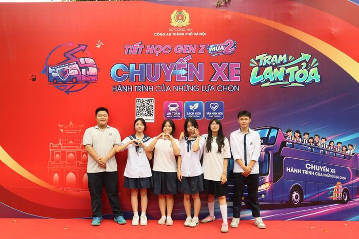 Các em học sinh checkin tại chương trình