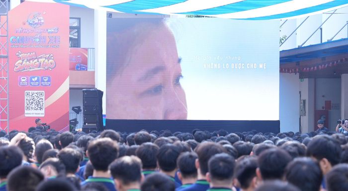 Phóng sự do Ban tổ chức thực hiện về người phụ nữ đi cai nghiện ma tuý và cảm thấy ân hận khi mẹ già ở quê không ai chăm sóc. Ảnh: Công Phương