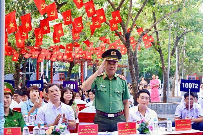 Thiếu tướng Nguyễn Ngọc Quyền - Phó Giám đốc CATP Hà Nội dự tại "Trạm lan tỏa" Trường THCS&THPT Lương Thế Vinh cơ sở A. Ảnh: PV