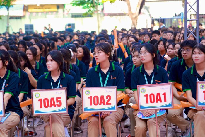 Học sinh chăm chú theo dõi chương trình. Ảnh: PV