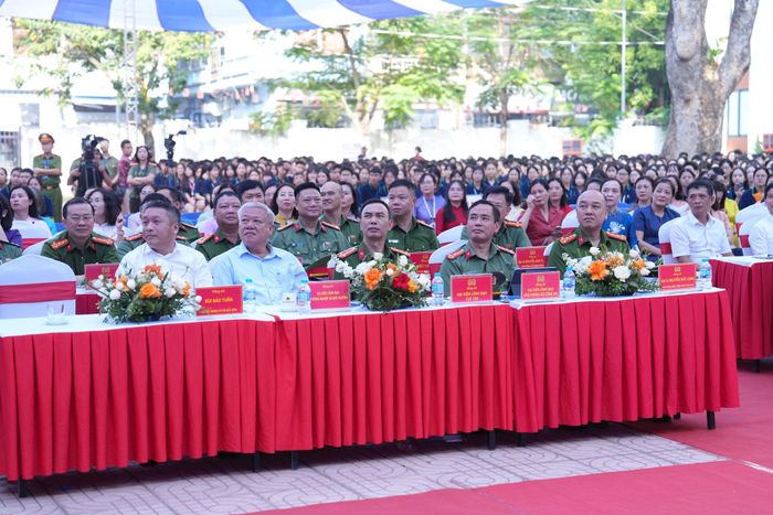 Các đại biểu tham dự chương trình tại điểm cầu Trường THPT Đa Phúc. Ảnh: Công Phương