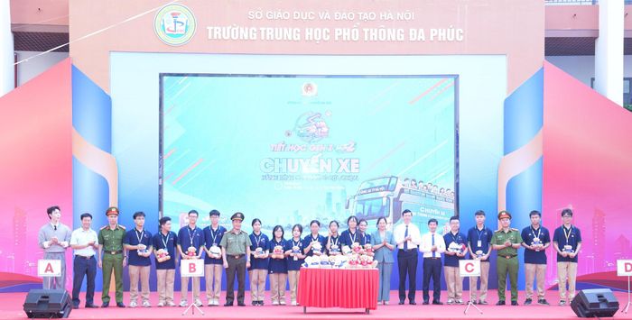 Ban tổ chức trao quà cho thành viên đội chơi cuộc thi tìm hiểu pháp luật về phòng, chống ma túy tại điểm Trường THPT Đa Phúc. Ảnh: Công Phương