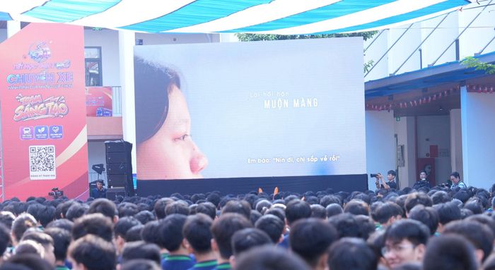 Các học sinh được nghe chia sẻ của cô gái 15 tuổi, đang cai nghiện ma tuý. Ảnh: Công Phương