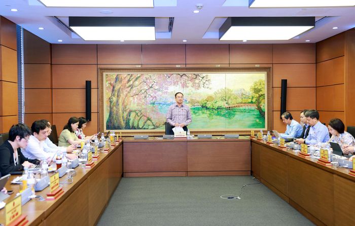 Quang cảnh thảo luận tại tổ của đại biểu Quốc hội Đoàn Hà Nội sáng 21-10. Ảnh: Văn Tuyến