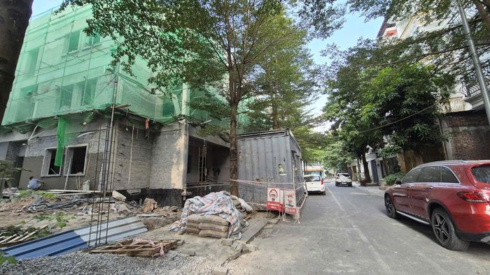 Quá trình thi công được yêu cầu phải bảo đảm vệ sinh môi trường, an toàn giao thông. Ảnh: HL