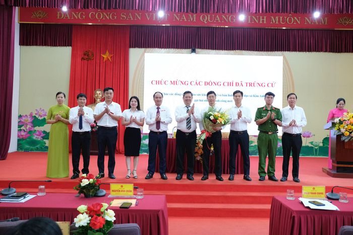 Ông Phan Thanh Quang (đứng thứ tư từ phải sang) nhận hoa chúc mừng đảm đảm nhiệm chức vụ Chủ tịch UBND xã Kim Anh nhiệm kỳ 2026 - 2031. Ảnh Sỹ Hào