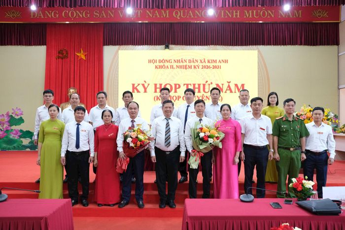 Lãnh đạo Đảng ủy, UBND xã Kim Anh nhiệm kỳ 2026 - 2031 chụp ảnh lưu niệm cùng các đại biểu dự kỳ họp. Ảnh Sỹ Hào