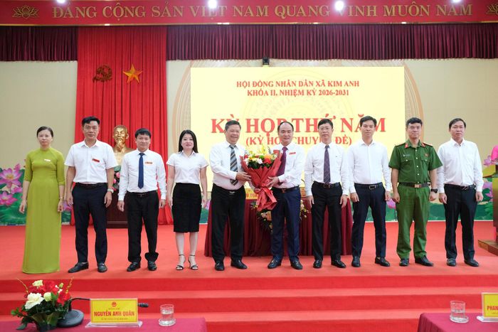 Ông Trịnh Hoàng Long (đứng thứ 5 từ phải sang) nhận hoa chúc mừng đảm nhiệm chức vụ Chủ tịch HĐND xã Kim Anh nhiệm kỳ 2026 – 2031. Ảnh: Sỹ Hào