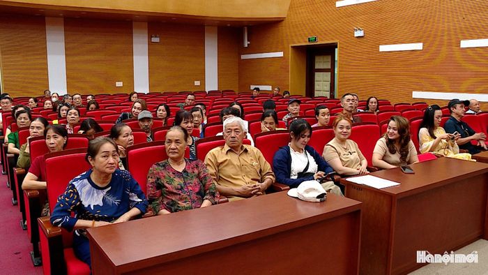 Đại diện các hộ dân tham dự buổi bốc thăm. Ảnh: Lại Tấn