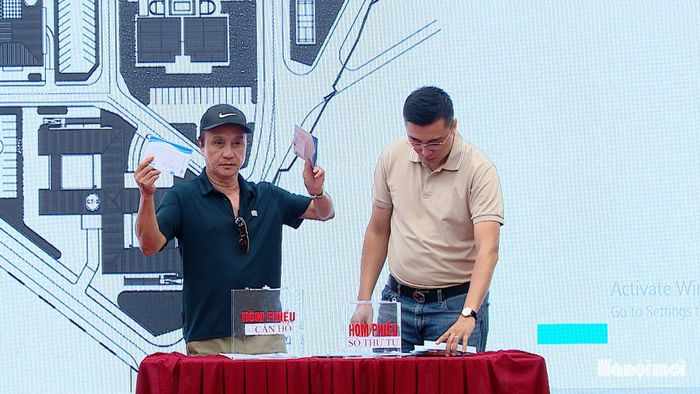 Đại diện các hộ dân kiểm tra niêm phong phong bì đựng phiếu. Ảnh: Lại Tấn