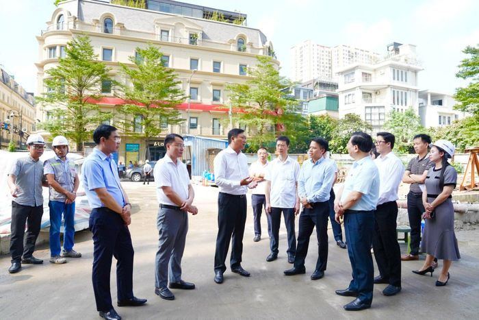 Phó Chủ tịch UBND thành phố Hà Nội Đỗ Anh Tuấn kiểm tra Dự án nhà ở xã hội. Ảnh: Hồng Thái