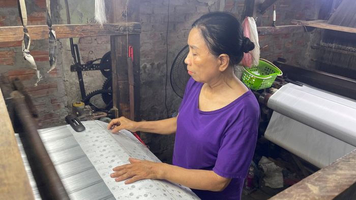 Lao động sản xuất lụa tơ tằm tại xưởng dệt làng nghề Vạn Phúc. Ảnh: Việt Thắng