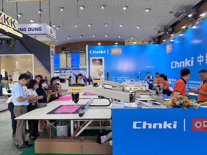 Các doanh nghiệp có thể triển khai AI trong dự báo nhu cầu, thiết kế mẫu, tối ưu giác sơ đồ, kiểm tra lỗi vải bằng thị giác máy tính, bảo trì dự báo và điều độ dây chuyền. Ảnh: TP