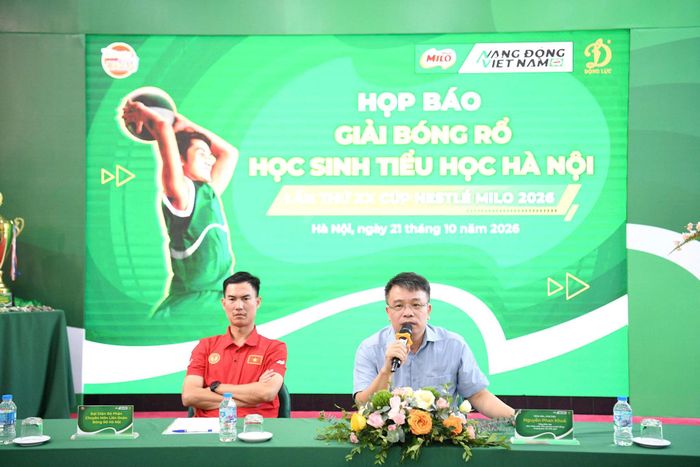 Nhà báo Nguyễn Phan Khuê trả lời các thắc mắc của các đơn vị tham dự. Ảnh: Ngân Hà.