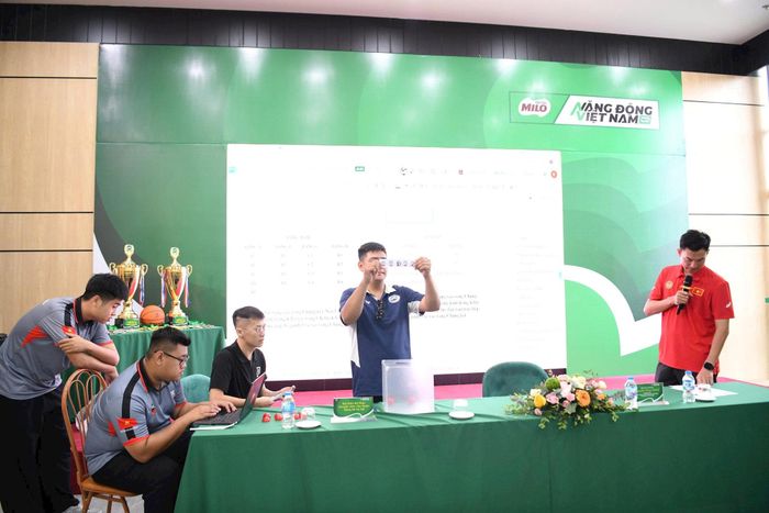 Lễ bốc thăm xếp lịch thi đấu. Ảnh: Ngân Hà