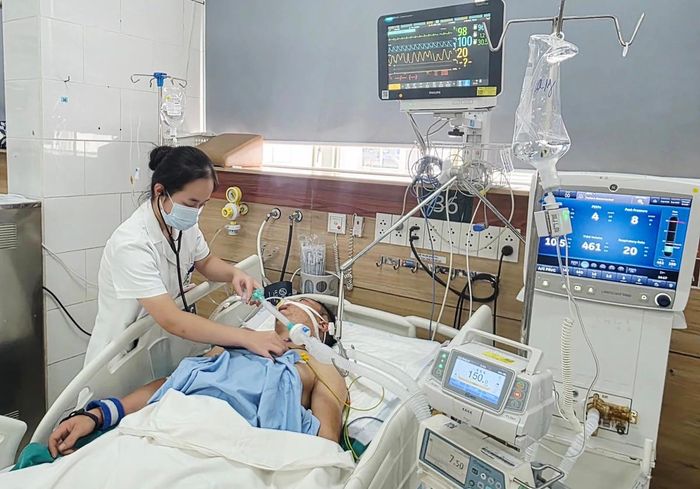Bệnh nhân ngộ độc khí clo được chăm sóc, điều trị tích cực tại Bệnh viện Bạch Mai. Ảnh: BVCC