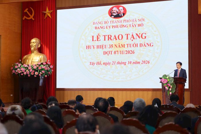 Phó Bí thư Thường trực Đảng ủy phường Tây Hồ Lê Quốc Thịnh phát biểu. Ảnh: H.L.