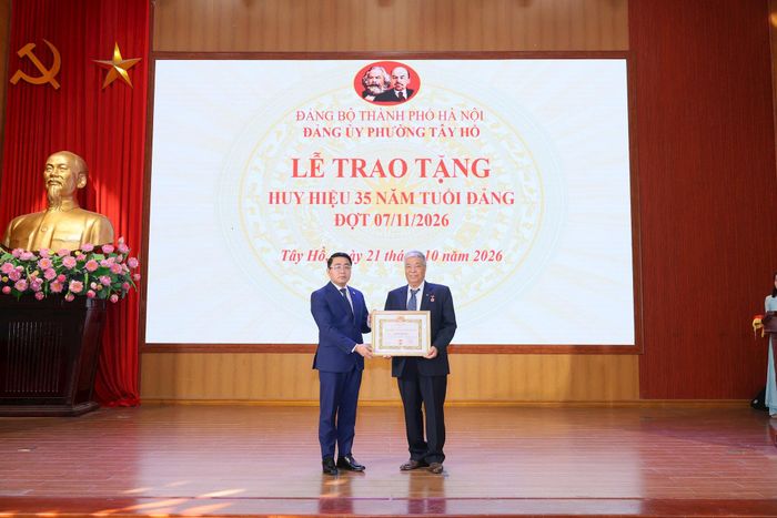 Lễ trao tặng Huy hiệu Đảng đợt 7-11-2026 cho 558 đồng chí đảng viên 35 năm tuổi Đảng. Ảnh: H.L