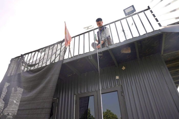 Lực lượng chức năng thực hiện các bước cưỡng chế kiểm đếm. Ảnh: PV