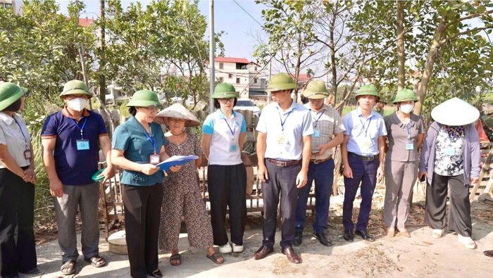 Lực lượng chức năng đọc quyết định cưỡng chế kiểm đếm. Ảnh: PV