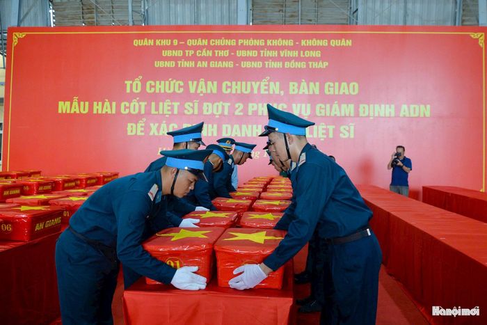 Sau hành trình bay kéo dài khoảng 3 giờ đồng hồ, chuyến bay đặc biệt của Không quân Việt Nam bảo đảm an toàn tuyệt đối toàn bộ số lượng mẫu sinh phẩm đã hạ cánh tại sân bay Gia Lâm, Hà Nội.