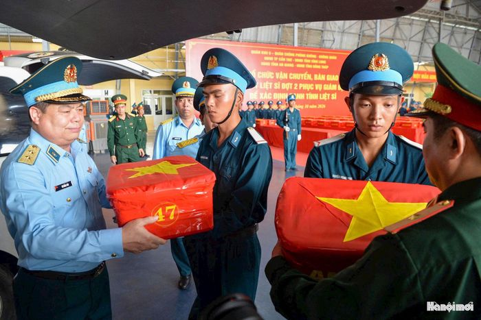 Ngay sau khi hạ cánh, công tác di chuyển toàn bộ 8.453 mẫu sinh phẩm từ máy bay sang phương tiện vận tải chuyên dụng được lực lượng chức năng triển khai khẩn trương, cẩn trọng.