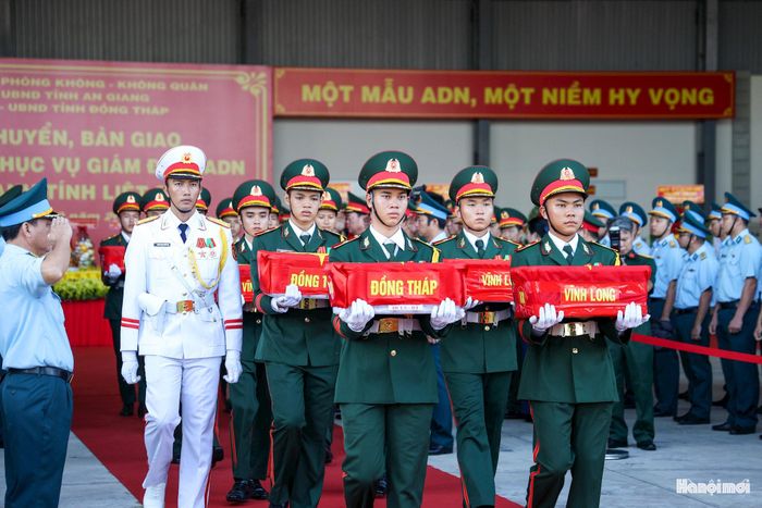 Nhận thức rõ ý nghĩa thiêng liêng của nhiệm vụ, các cán bộ, chiến sĩ thực hiện công tác bàn giao và tiếp nhận từng thùng chứa mẫu sinh phẩm với sự kính cẩn, chu đáo và trang nghiêm trong từng thao tác.