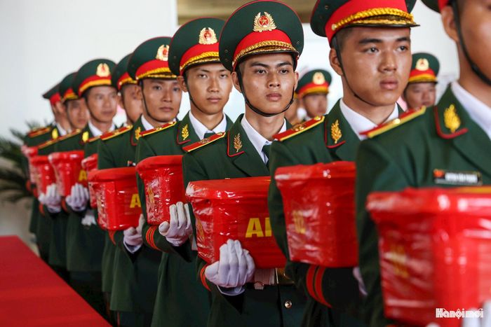 Từng thùng chứa mẫu sinh phẩm được các chiến sĩ cẩn trọng đưa lên cửa khoang máy bay. Mỗi quy trình xếp dỡ đều tuân thủ nghiêm ngặt các quy định kỹ thuật về vận chuyển sinh phẩm y tế - quân y.