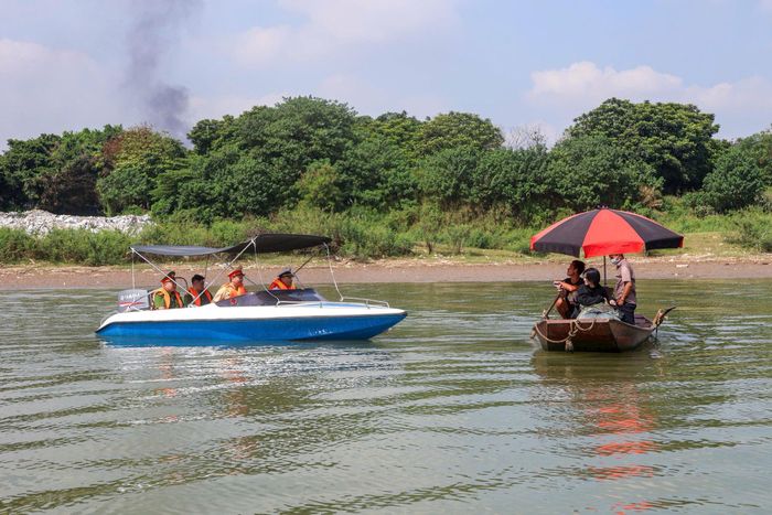 Lực lượng liên ngành tuần tra, kiểm soát trên sông Hồng ngăn chặn hoạt động khai thác thuỷ sản trái phép. Ảnh: Phạm Công