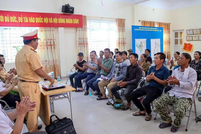 Liên ngành đến từng khu vực làng vạn chài tuyên truyền, phổ biến pháp luật cho người dân. Ảnh: Phạm Công